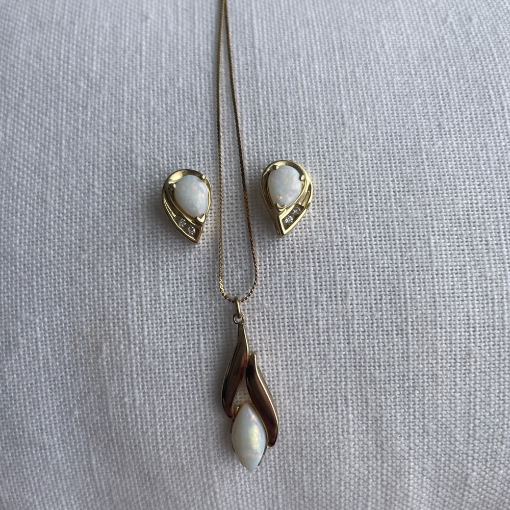 Genuine gold filled Elegant opal and diamond like earring and pendant Set